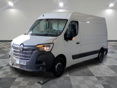 une camionnette blanche garée dans une pièce