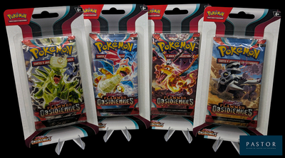 Trois paquets de cartes à collectionner Pokémon sont exposés dans un magasin.