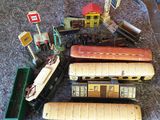 beaucoup de petits trains jouets posés les uns à côté des autres sur le sol