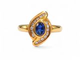 une bague en or avec un saphir bleu et des diamants