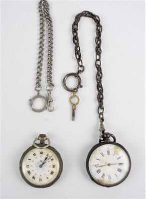 trois types différents de montres de poche et une chaîne avec une clé