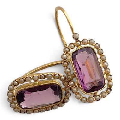 une paire de boucles d'oreilles en améthorate et en perles