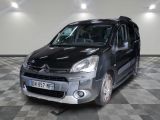 la photo d'une petite camionnette noire garée dans un garage