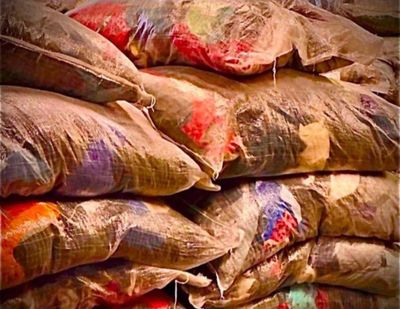 une pile de sacs de sable empilés les uns sur les autres