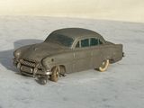 une petite voiture qui est posée dans la neige