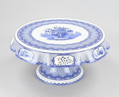 un plat à gâteau ancien bleu et blanc orné d'un motif floral