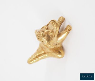 une image représentant une figurine en or posée sur une surface blanche