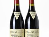deux bouteilles de vin rouge posées l'une à côté de l'autre sur une surface blanche
