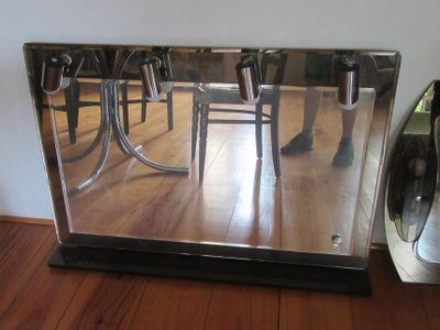 le reflet d'une personne dans un miroir posé au sol