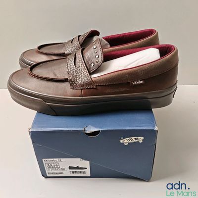 une paire de chaussures bateau en cuir marron pour homme posée sur une boîte bleue