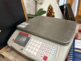 une balance posée sur une table