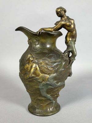 une statue en bronze représentant un homme, figurant sur un vase