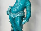 une statue représentant une femme tenant une grappe de raisin