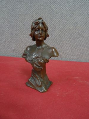 buste en bronze d'une femme tenant un éventail, posé sur un fond rouge