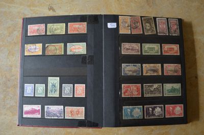 un dossier noir sur lequel sont collés de nombreux timbres