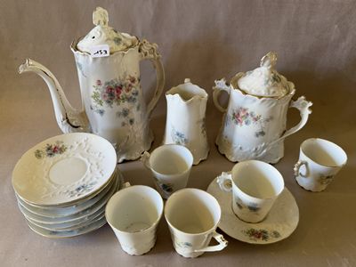 beaucoup de tasses à thé et à café avec leurs soucoupes sur la table