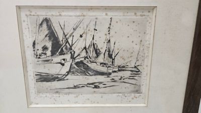 tableau représentant des bateaux sur la plage, encadré et accroché au mur