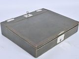 une vieille valise avec une poignée métallique sur un fond blanc