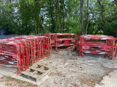 beaucoup de chariots rouges qui traînent dans la poussière