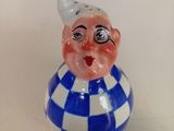 une petite figurine représentant un clown posée sur une table