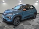 la voiture bleue est garée sur le sol à carreaux d'une pièce