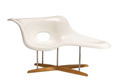 La chaise est blanche et possède un piètement en bois.