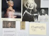 de nombreuses photos d'une femme accrochées au mur