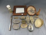 de nombreux objets anciens posés sur une table