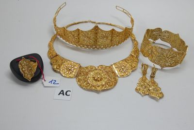 quelques bijoux en or, notamment un collier, un bracelet et une bague
