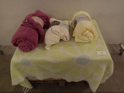 un lit recouvert de serviettes et de couvertures