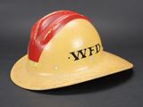 un vieux casque de pompier sur lequel est inscrit « wfd »