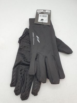 un gros plan sur une paire de gants noirs posés sur une surface blanche
