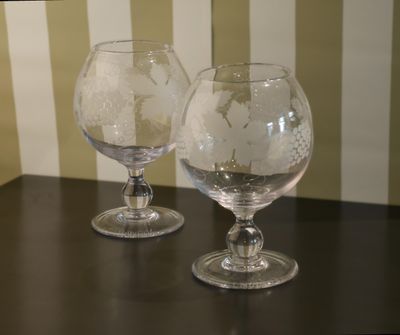 MOET ET CHANDON Deux verres rinces-raisin en verre gravé