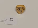 une image d'une bague en or sur une surface blanche avec une étiquette de prix