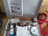 une valise remplie d'objets posée sur une table
