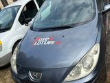 une voiture garée sur un parking à côté d'autres voitures