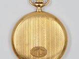 une montre de poche en or ancien avec une chaîne, sur fond blanc