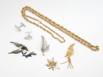 un assortiment de bijoux en or et en argent, comprenant un oiseau, un oiseau et une étoile