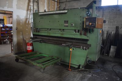 une grande machine installée dans un bâtiment