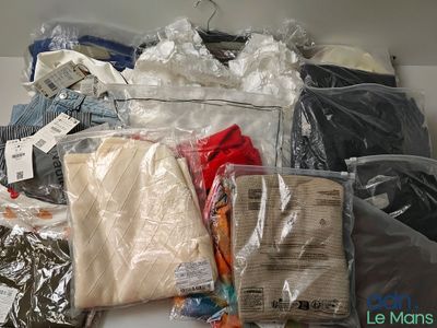 un tas de vêtements et d'autres objets posés sur une table