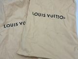 deux sacs Louis Vuitton posés sur une table blanche