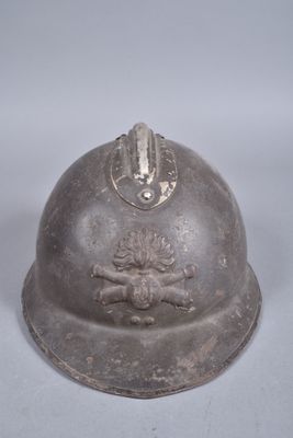un vieux casque orné d'un crâne et d'os croisés