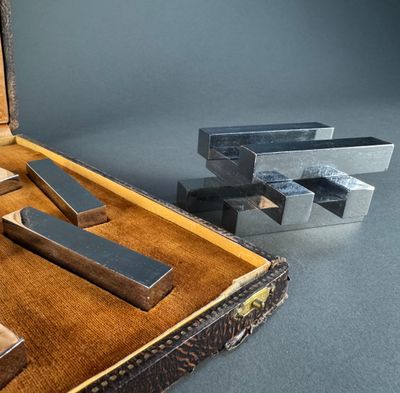 un morceau de métal dans une valise posée sur une table
