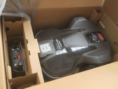 une boîte contenant une télécommande et une autre boîte contenant elle-même une télécommande