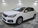 la voiture blanche est garée sur un carrelage à carreaux