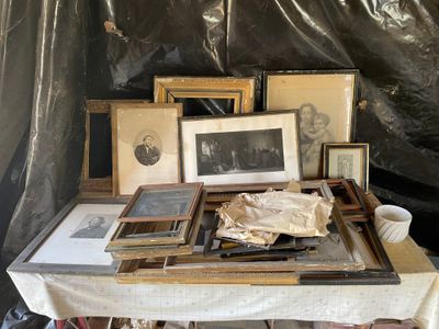 une table sur laquelle sont posées de nombreuses photos