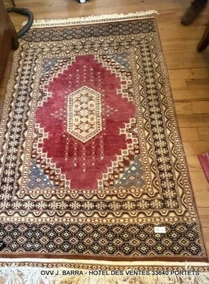 un tapis posé sur le sol d'une pièce dotée d'un parquet