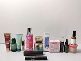 de nombreux types de produits cosmétiques posés sur une table blanche
