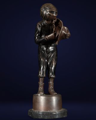 une statue en bronze représentant un garçon tenant une cruche d'eau