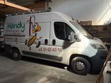 une camionnette garée dans un garage